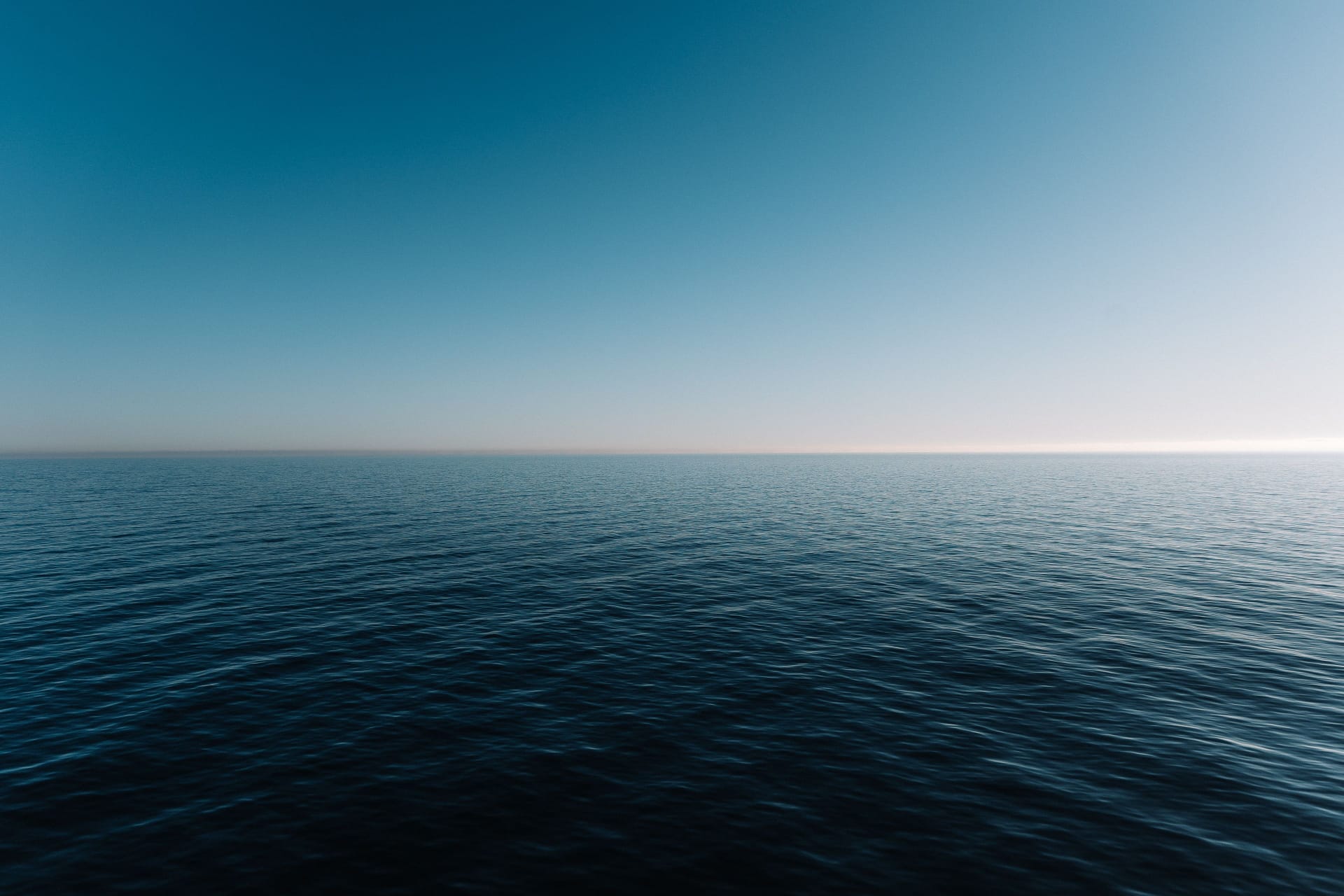 Calm ocean horizon